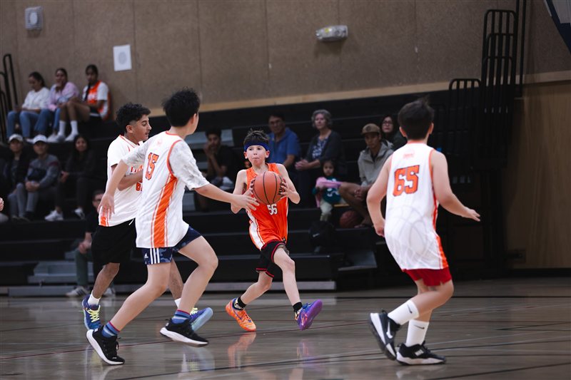 Basketball players moving through a crowded defence