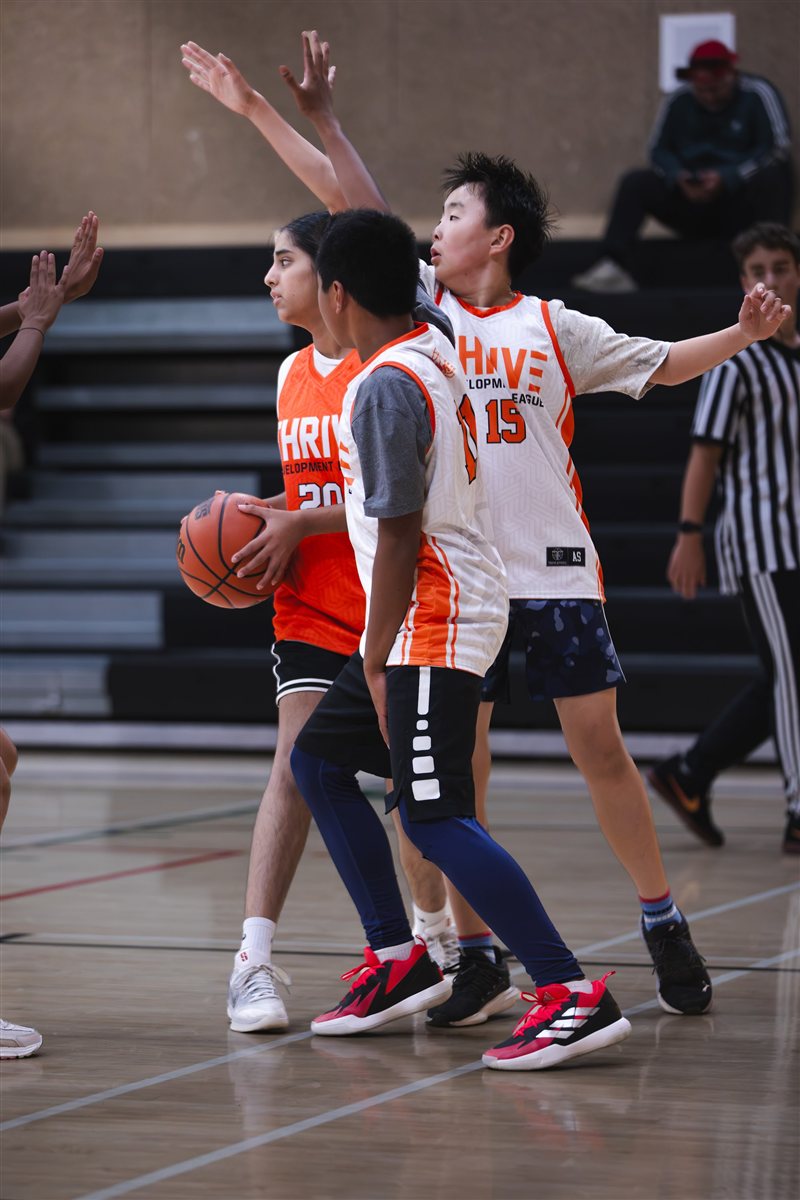 Basketball player controlling the ball beside a defender